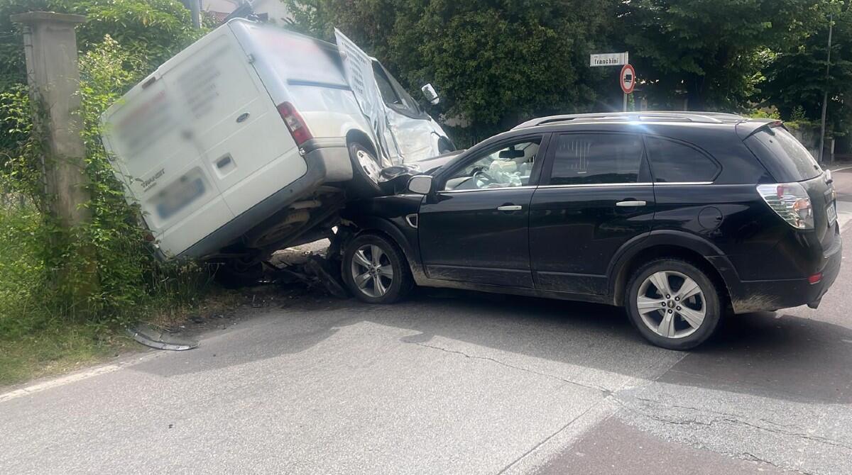 Suv contro furgone: incidente in via Celletta dell'Olio a Santarcangelo - I mezzi coinvolti nell'incidente