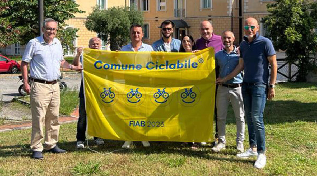 Misano città per le bici: per il quinto anno arriva la bandiera gialla di Comune ciclabile - La bandiera gialla di Comune Ciclabile consegnata al Comune di Misano