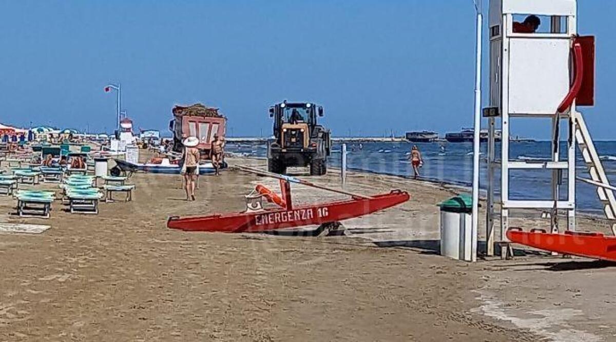 Rimini, mezzi pesanti in movimento in spiaggia anche con bagnanti presenti: la segnalazione - La foto inviata dal nostro lettore