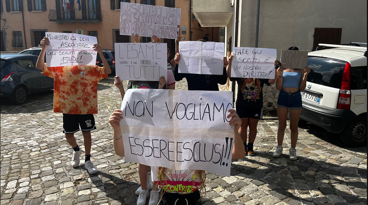 "Fateci fare lo scritto": giovanissimi studenti protestano contro l'ordinanza del Ministero - I giovanissimi studenti delle scuole medie di Coriano e Ospedaletto in protesta a Montescudo