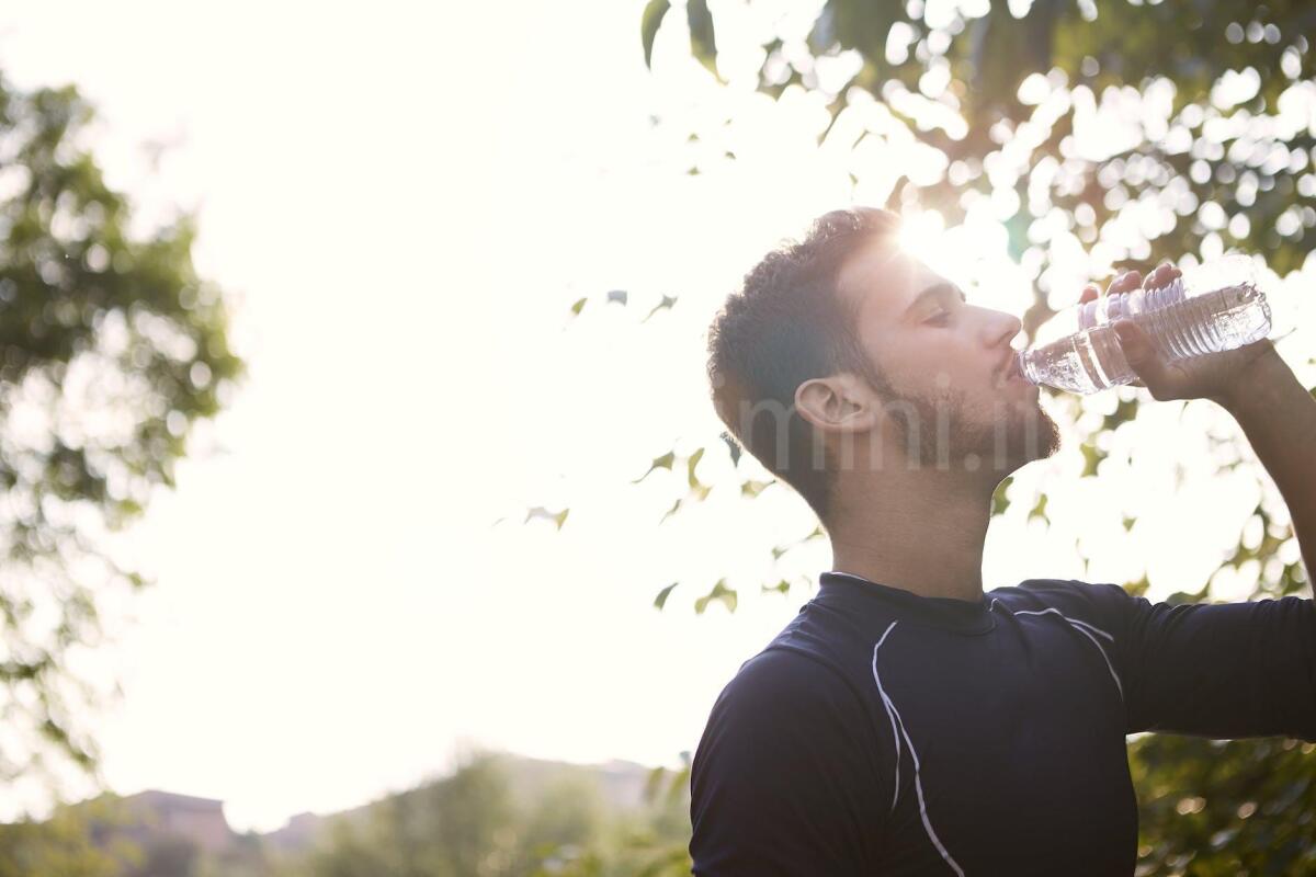 La bottiglietta solidale che aiuta le popolazioni alluvionate: l'iniziativa sammarinese in 3mila alberghi - Photo by Andrea Piacquadio on <a href="https://www.pexels.com/photo/man-in-black-crew-neck-shirt-drinking-water-3776811/" rel="nofollow">Pexels.com</a>