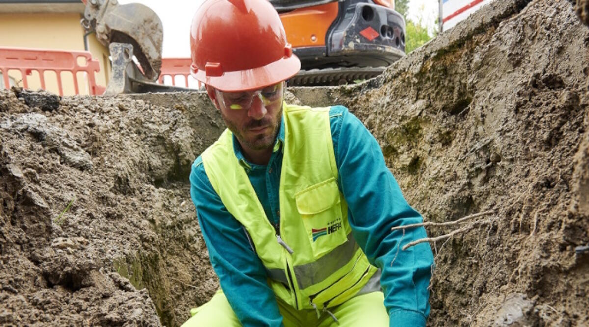 Santarcangelo, cantiere Hera si sposta in viale Marini - Operaio Hera al lavoro ARCHIVIO