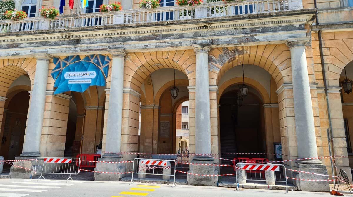 Crolla intonaco dal cornicione del municipio: per prevenire altri distacchi verranno installate reti di contenimento - Il municipio di Santarcangelo transennato