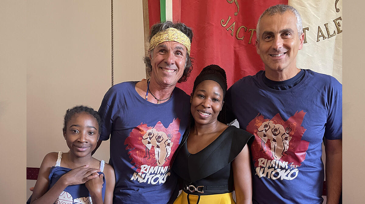 Un'estate di sport e solidarietà: torna il torneo di raccolta fondi per l'ospedale in Zimbabwe - Tadiwa con la mamma, Chido, insieme al sindaco Jamil Sadegholvaad e a Giorgio Casadei