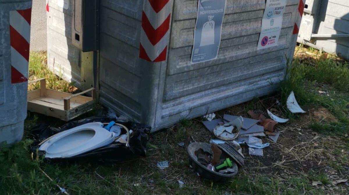 Copriwater e mattonelle gettate fuori dal cassonetto. La segnalazione - La foto inviata dal nostro lettore