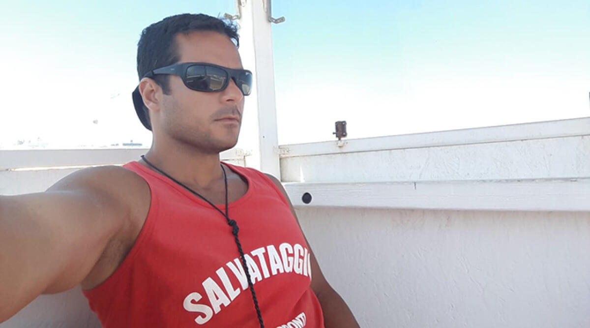 Attacco cardiaco sotto l'ombrellone, donna salvata in extremis - Stefano Bertolini, il Marinaio di Salvataggio diventa l'angelo custode di una turista