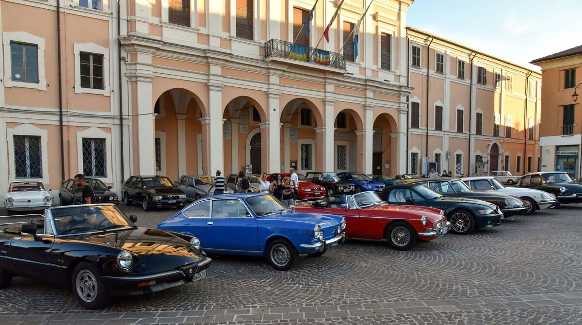 Loveracing: auto storiche in mostra a Savignano e spettacolare gara di regolarità per il Trofeo della Romagna - Auto d'epoca in esposizione per Loveracing
