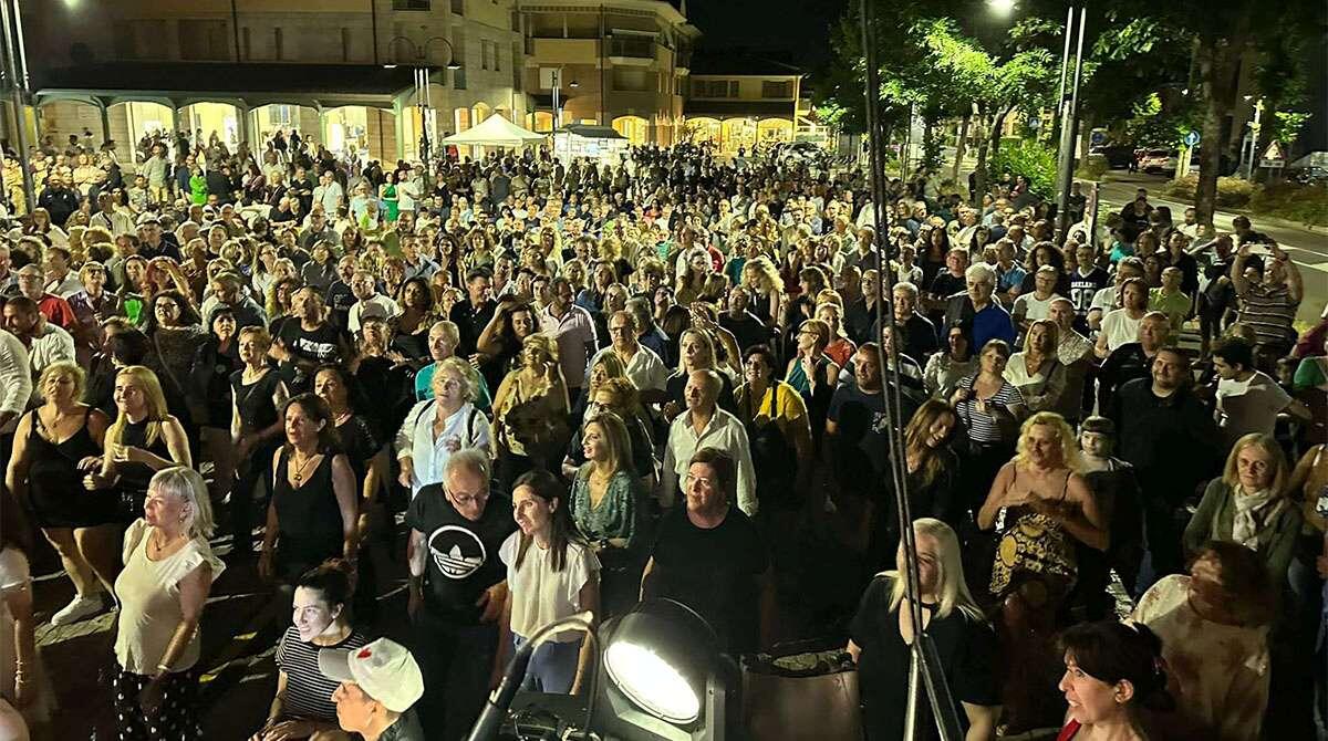 Villa Festival, che successo: Piazza Europa gremita per i Moka Club e gli artisti locali - La piazza del Vecchio Ghetto