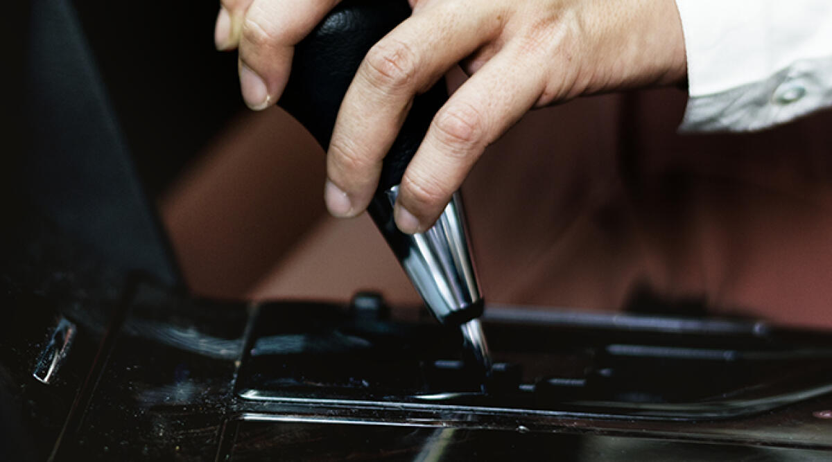 Ex generale della Finanza spiato con una microspia: a processo l’amico ex buttafuori - L’uomo è accusato di aver messo i dispositivi di spionaggio sull’auto del generale