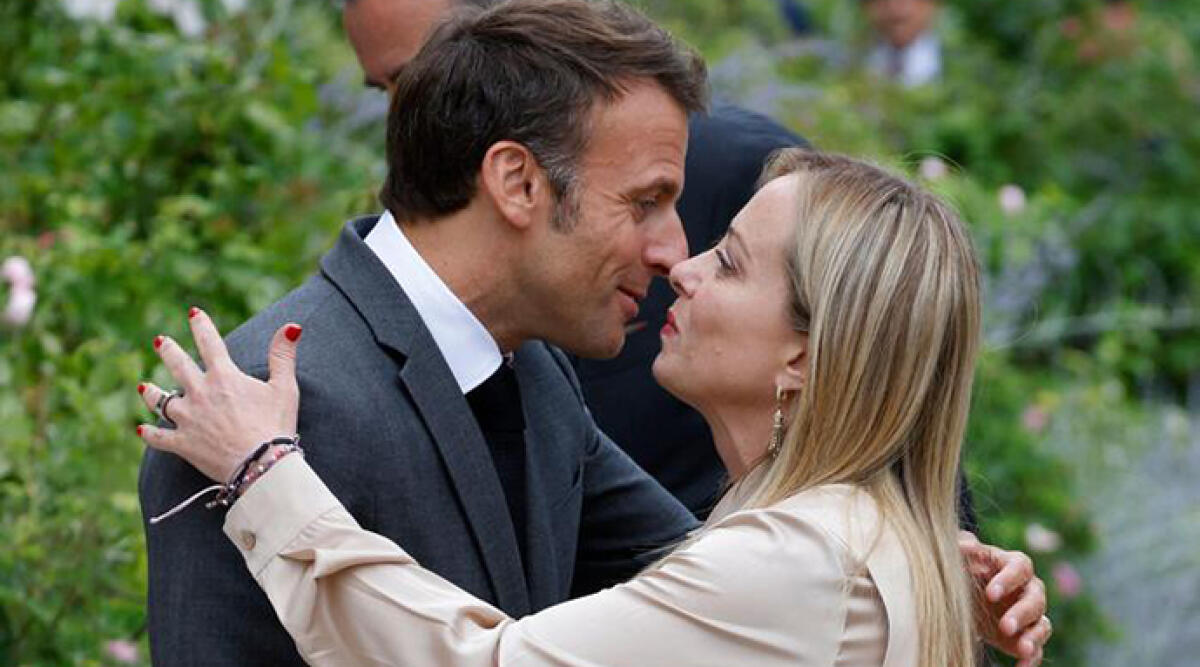 Emmanuel Macron e Giorgia Meloni rafforzano legami tra Francia e Italia - Ansa. Photo by Ludovic Marin/Afp