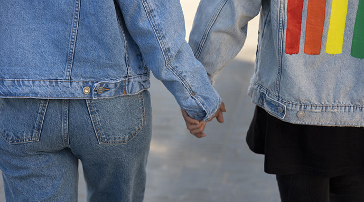 Insultano dal balcone un giovane gay, padre e figlia condannati a 24 mesi e a risarcimento di 30mila euro - Fine di un incubo per il gay perseguitato da padre e figlia