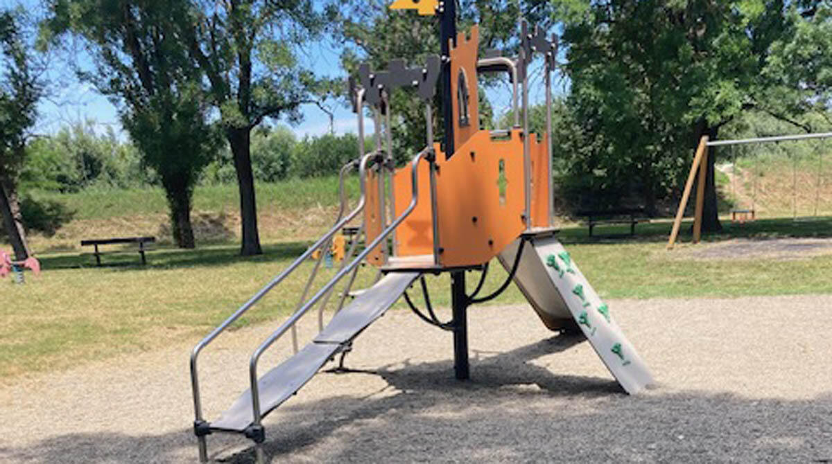 Degrado nell'area giochi, consigliere Marcello: "Fare un vero parco intitolato al costruttore Armando Amati" - Scivolo nell'area verde in cui il consigliere Marcello chiede urgenti interventi