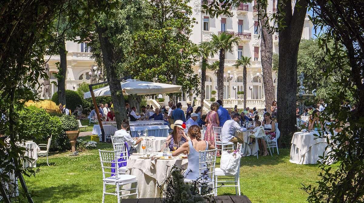 Al Mèni prosegue con il picnic sull'erba con lo chef del Grand Hotel e Rinaldini - Un momento del Picnic sull'erba GALLINI