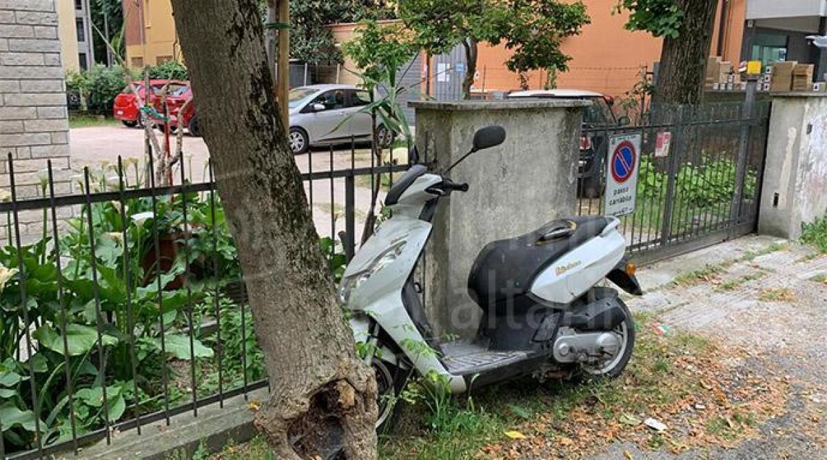 Segnalazione del lettore: 'Motorino abbandonato da un mese non ancora rimosso' -