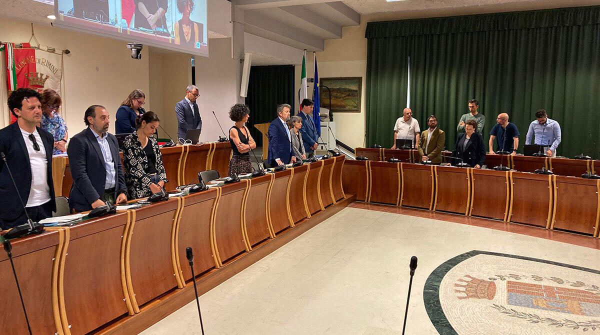 Minuto di raccoglimento per Berlusconi in Consiglio Comunale, l'ex vicesindaca Lisi abbandona l'aula - Il minuto di raccoglimento in memoria di Silvio Berlusconi, Consiglio Comunale di Rimini del 13 giugno