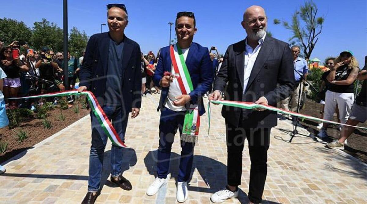 Misano, inaugurato il nuovo lungomare nord: pi&ugrave; verde e pi&ugrave; sostenibile - L'assessore Corsini e il governatore Bonaccini al taglio del nastro