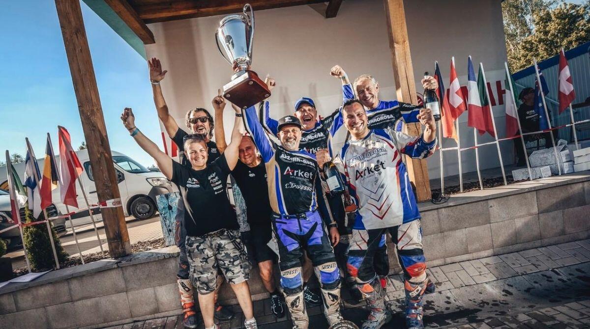 Il centauro verucchiese Mirco Bettini torna alla Gibraltar Race - Bettini con il team Azzurro Rosa