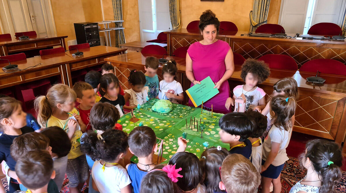 "Ecco il parco giochi che vorremmo". I bimbi dell'asilo presentano il progetto alla Sindaca - I bimbi della scuola Drago presentano il plastico alla Sindaca di Santarcangelo