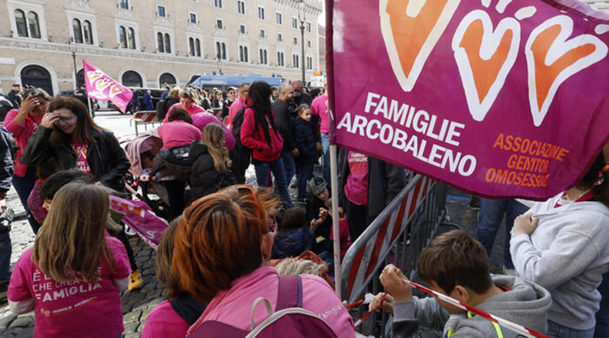 I giudici annullano atto di nascita del figlio di due padri - Manifestazione delle famiglie Arcobaleno, foto Ansa