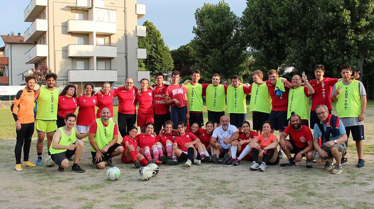 Calcio Samba Rimini, partono le amichevoli estive - Foto ricordo per l'amichevole Calcio Samba Rimini con l'Under 15 Femminile