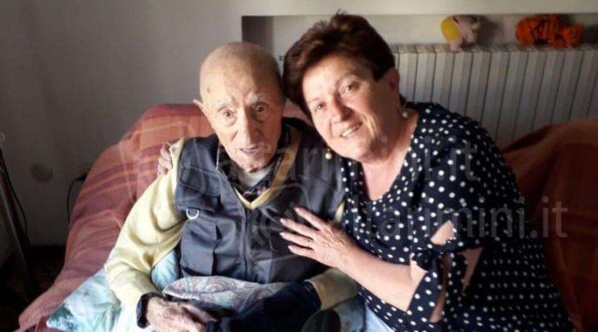 Riccione, i 100 anni di Domenico Garuffi, una vita dedicata al lavoro - Domenico Garuffi con l'assessora Marina Zoffoli