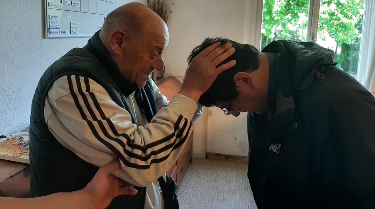 Papa Giovanni XXIII, il primo bisognoso accolto da Don Benzi 50 anni fa vive ancora nella stessa casa famiglia - Mariano Catena abbraccia il vescovo Anselmi