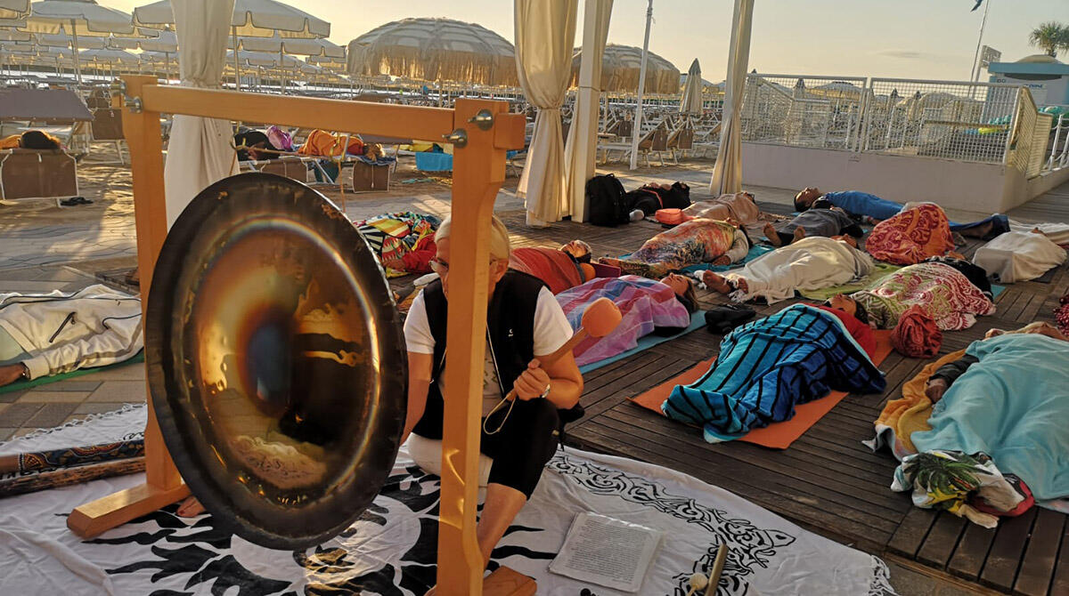 Benessere all'alba, tornano gli appuntamenti in spiaggia dedicati alla meditazione di corpo e mente - I Suoni del Sole, Bellaria-Igea Marina