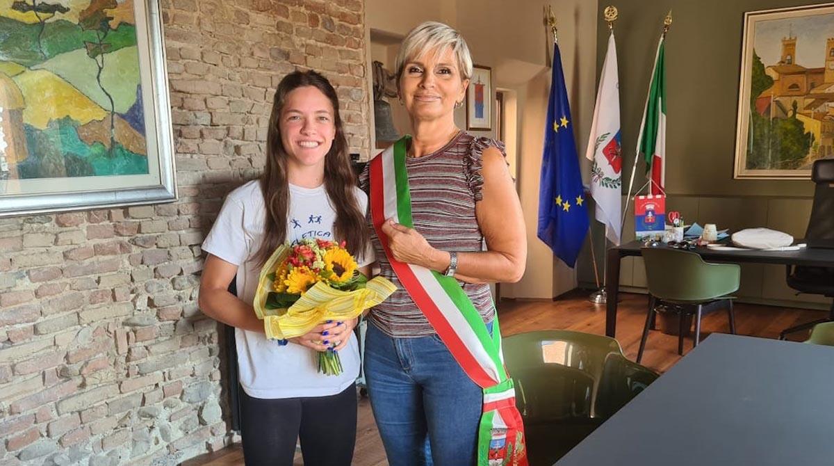 Melissa Turchi, la velocista riminese convocata nella Staffetta Azzurra Under 20 - Melissa Turchi con la sindaca Mirna Cecchini