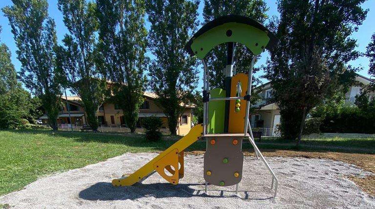 Aree verdi, Misano investe 150.000 euro per giochi, nuove staccionate e attrezzi per lo sport - Uno dei nuovi giochi installati