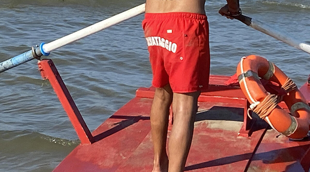 Salvataggio mozzafiato: marinaio di Rimini recupera anziano dalle onde - 