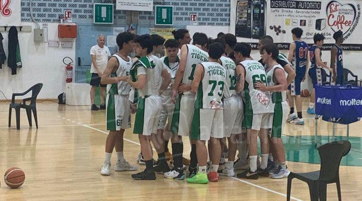 Basket giovanile, Fast Coffee Tigers U19: hurrà in gara1. Domenica 11 gara2 - La squadra festeggia dopo la gara vittoriosa contro CVD Casalecchio
