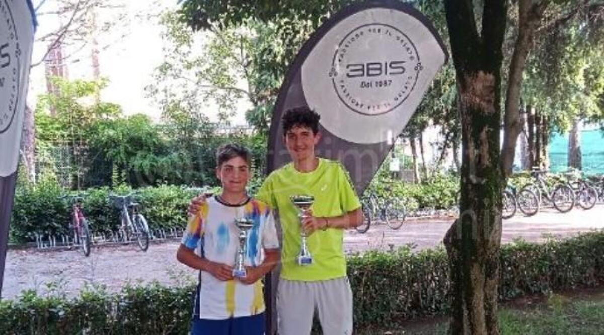 Tennis, trofeo U16 'Gelateria 3Bis': successo di Francesco Pazzaglini nel derby su Luca Lorenzi - I finalisti del torneo Under 16 al Ct Cicconetti