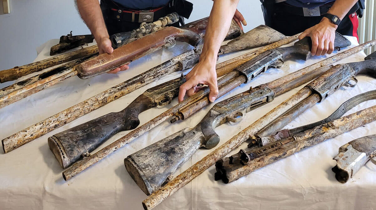 Fucili da caccia rubati e nascosti nel canale: il ritrovamento di un ciclista - I fucili deteriorati rinvenuti in un canale del fiume Conca, Morciano di Romagna
