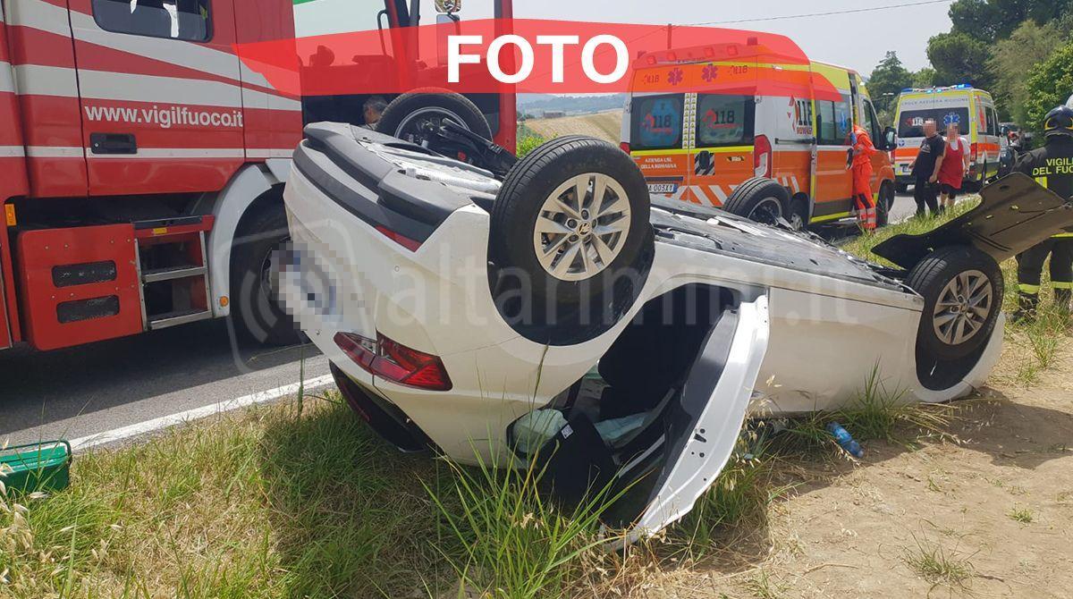 Incidente: neopatentato si ribalta con l'auto. Coinvolti 5 passeggeri giovanissimi - L'Incidente in via Montescudo, Rimini