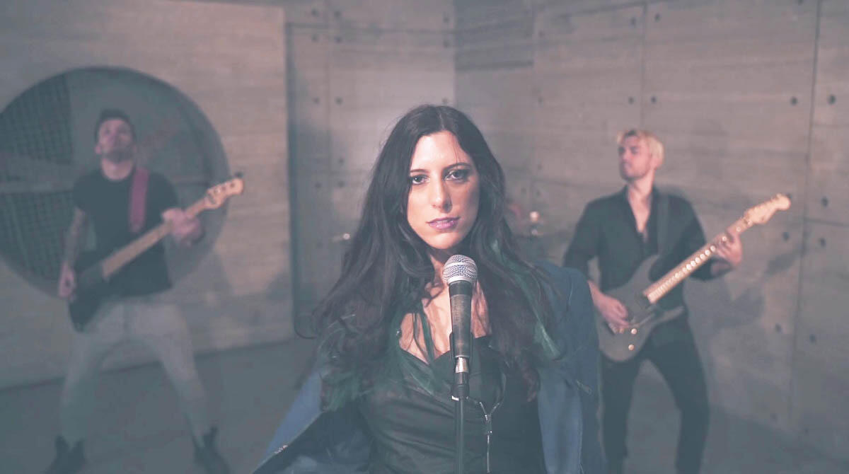 Veronica Alice, nuovo singolo per la cantante cattolichina nato durante un concerto di Lucio Dalla - Veronica Alice nel videoclip di "Mi arrabbierò"