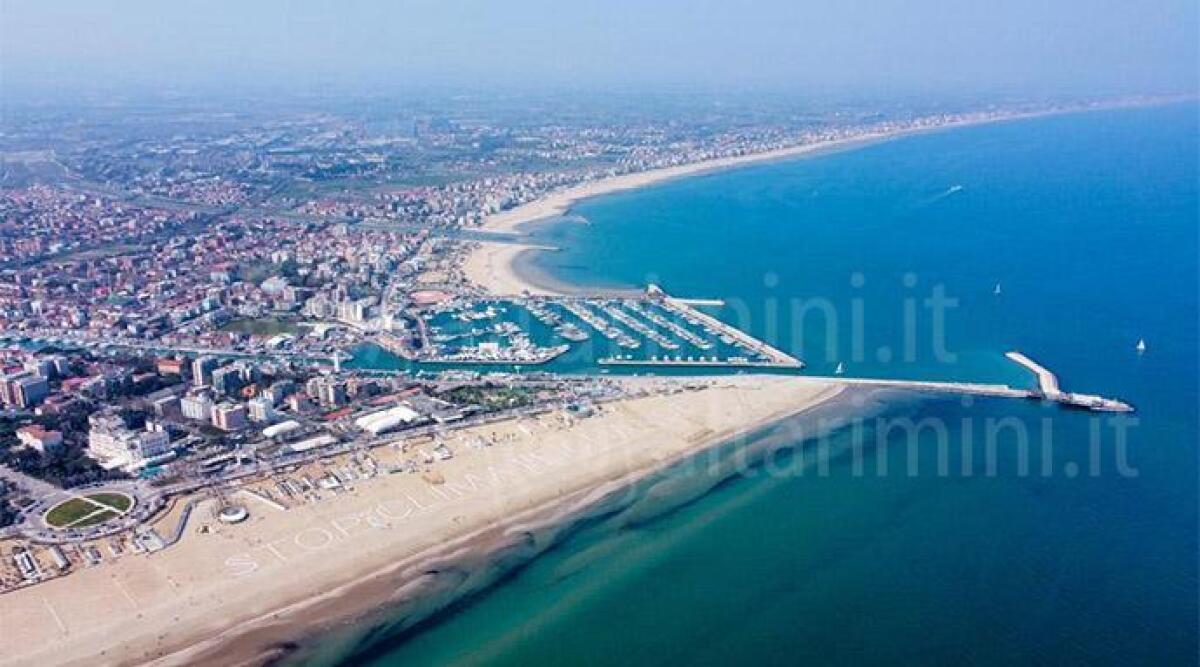 Rimini, partita la stagione balneare. Ristoranti: 'Tutto esaurito e doppi turni' -