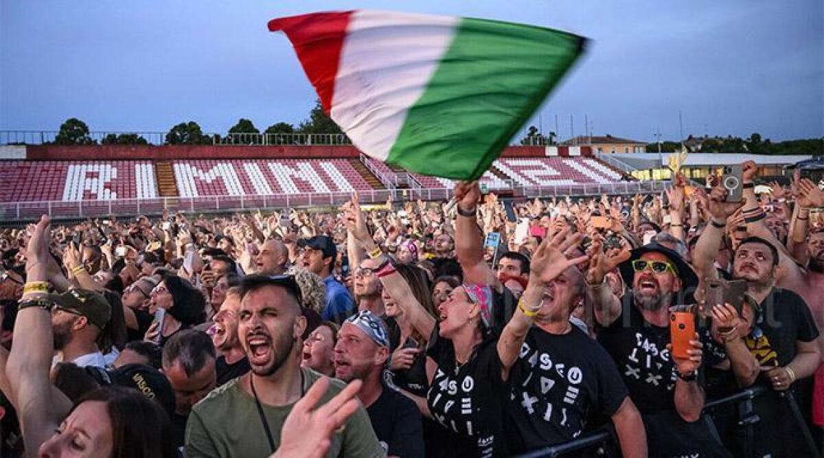 Sindaco Rimini: dopo Vasco la città è pronta per grandi eventi - I fan in visibilio durante il concerto di Vasco Rossi GALLINI