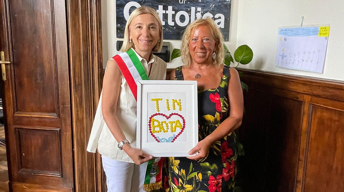 Da 52 anni in vacanza a Cattolica: turista fedele dona un quadro alla sindaca - La consegna del quadro