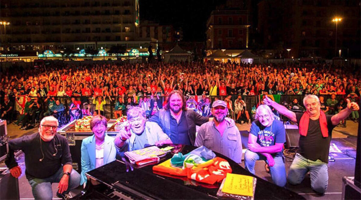 Concerto dei Nomadi a Riccione: sessant'anni di grande musica italiana. Successo in piazzale Roma - Piazzale Roma gremito per il concerto dei Nomadi