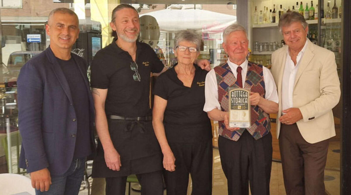 Tazza d'Oro, il bar storico di Rimini vede positivo: "Il centro storico torna a essere vissuto" - Il Bar tazza d'Oro premiato con la targa di Bottega Storica del Comune di Rimini