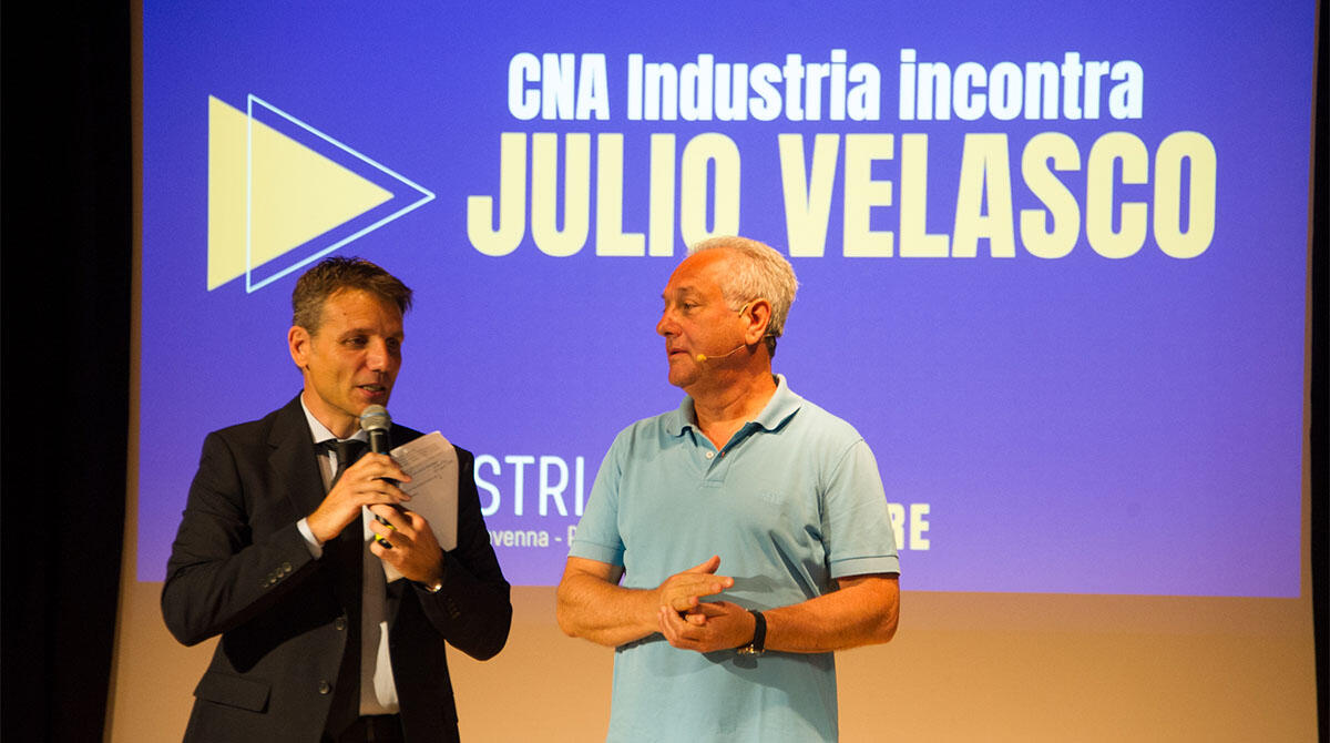 Julio Velasco: gli imprenditori di Cna industria a lezione dall'ex coach - Francesco Cesarini e Julio Velasco sul palco