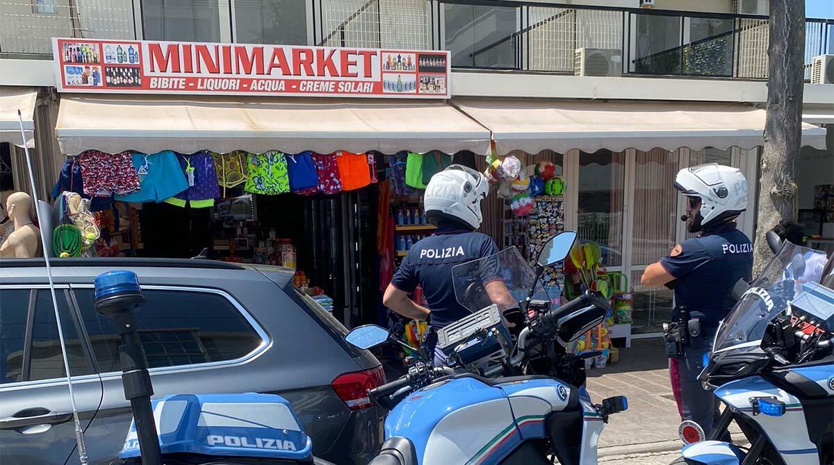 Rapina al minimarket: esercente aggredito con spray al peperoncino, poi picchiato per ritorsione - La Polizia sul luogo della rapina