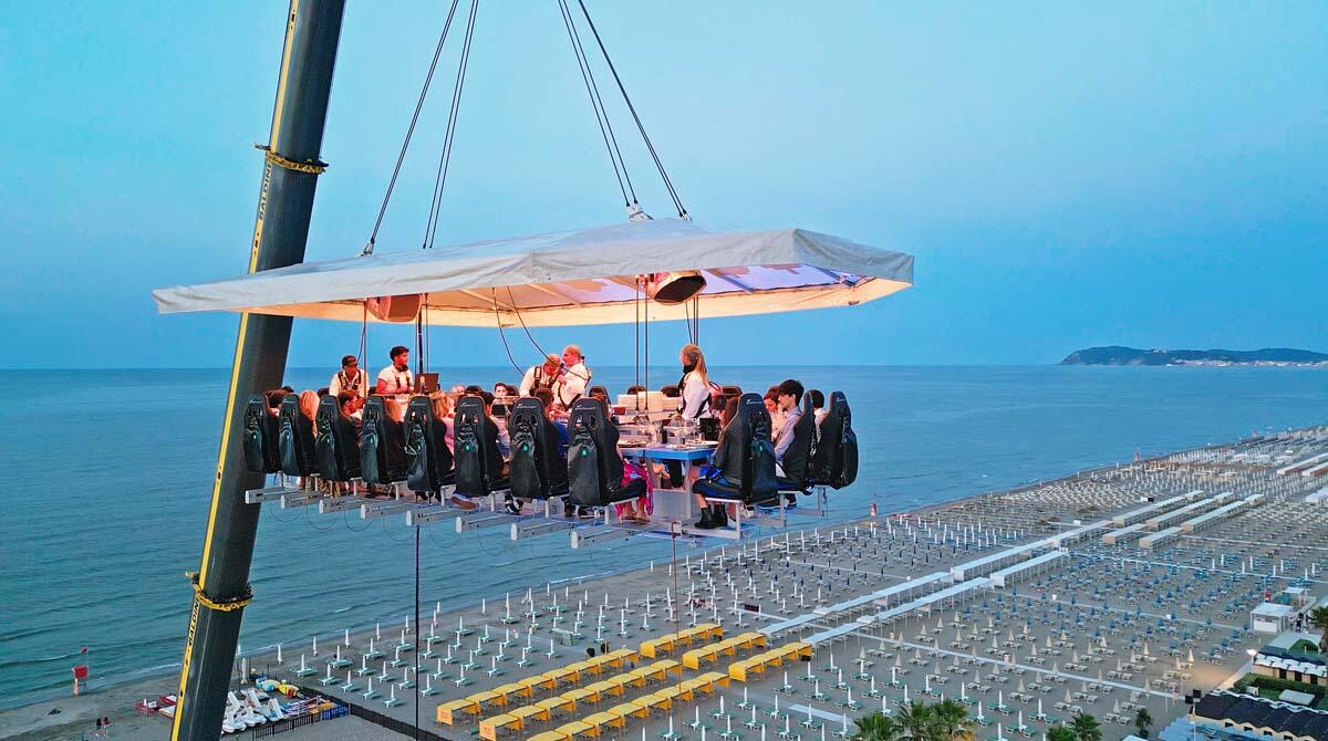 Dinner in the sky, la cena sospesa nel cielo di Riccione ha coinvolto 500 commensali in 5 giorni - Dinner in the sky: cena spettacolo a Riccione