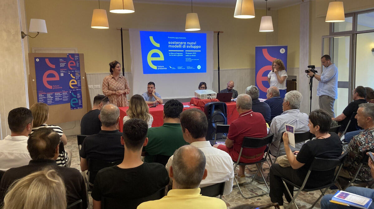 Santarcangelo, il futuro si scrive con la partecipazione dei cittadini: com'è andato il primo incontro - La Sindaca Parma durante il primo degli incontri 'è futuro presente', Santarcangelo di Romagna