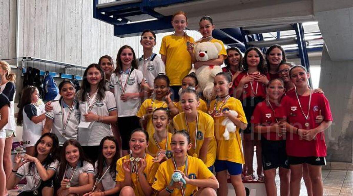 Nuoto artistico, fine stagione pieno di medaglie per le atlete riccionesi - Le atlete riccionesi