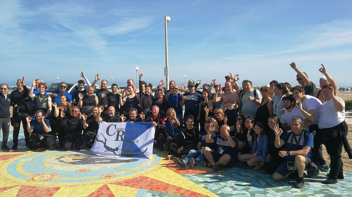 Una bici, un copertone e tanti rifiuti: il "bottino" dei sub di Cattolica - Il gruppo di sub impegnati nella pulizia dei fondali