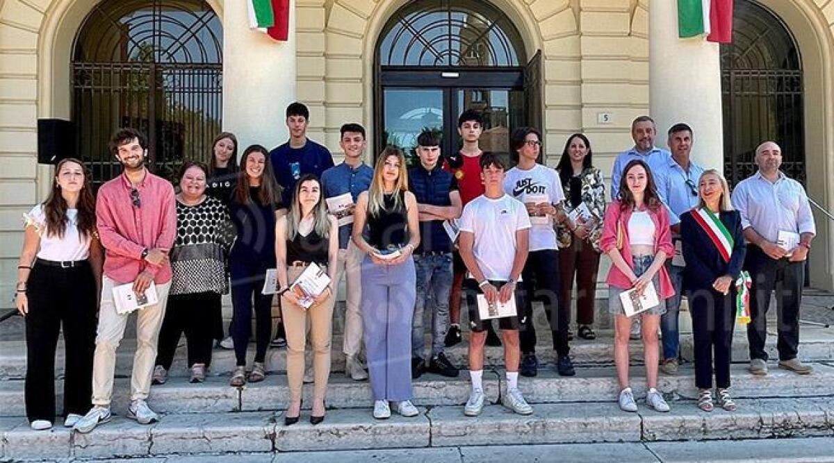 2 giugno a Cattolica, alzabandiera in Piazzale Roosevelt e la consegna della Costituzione - La consegna della Costituzione ai giovani cattolichini