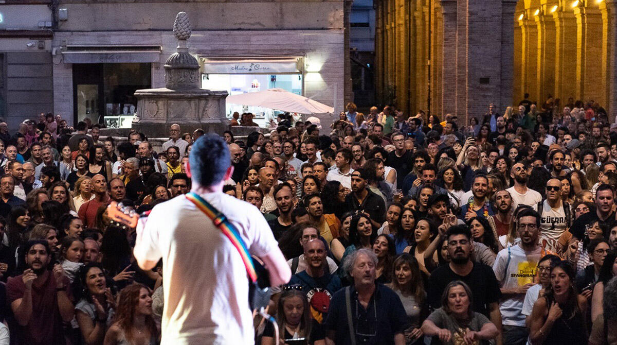 Insieme per le popolazioni alluvionate: il format riminese Sfanghiamola! torna con due nuovi concerti - Piazza Cavour durante la prima data del tour benefico Sfanghiamola!