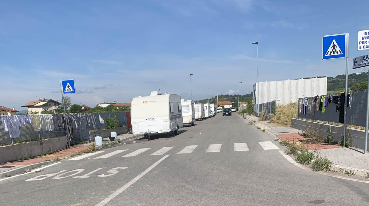 Carovane di nomadi al Villaggio Primo Maggio, Marchei (Lega): "Dare più poteri agli agenti di Polizia Locale" - Carovane di nomadi in via Lama PH MARCHEI