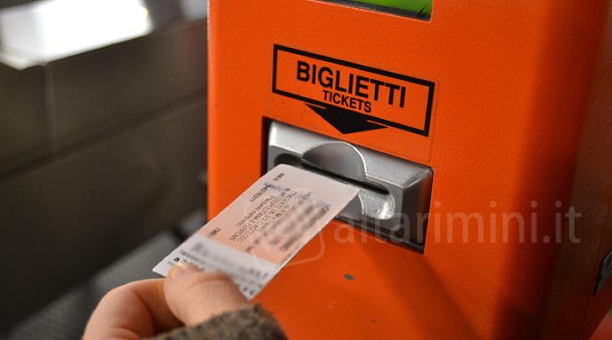 Via distributori dei biglietti a bordo dei bus, tutto diventa digitale. Un lettore protesta: "E gli anziani? E chi ha un vecchio telefono?" - 